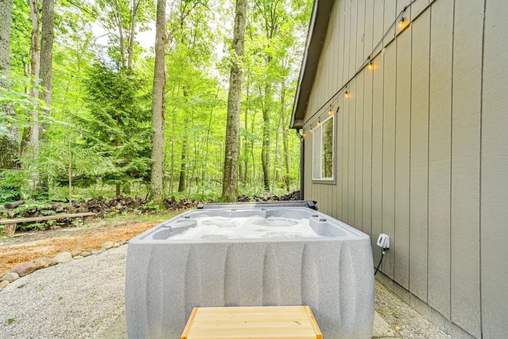 Roscommon Chalet w/ Hot Tub Near Higgins Lake!