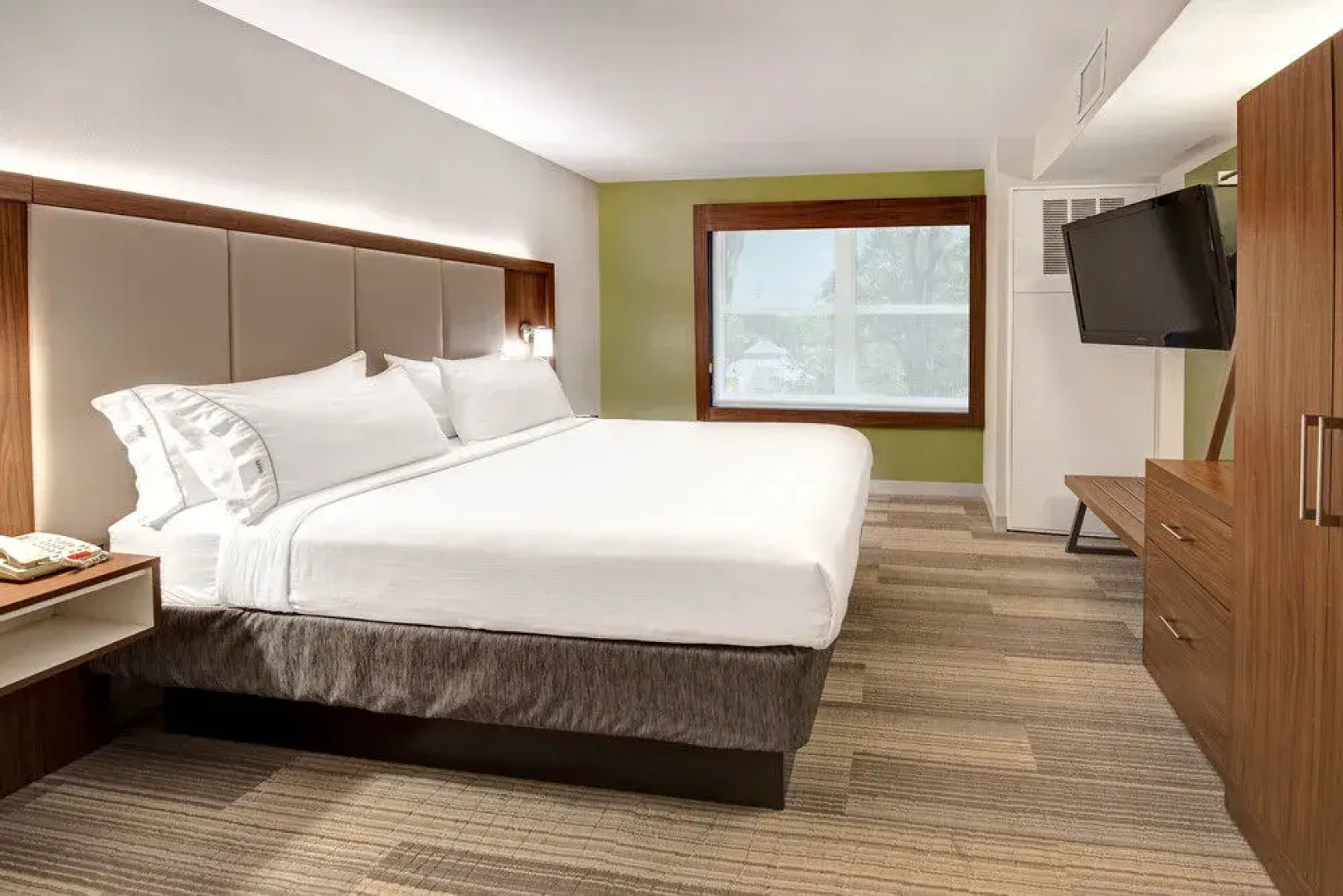 Holiday Inn Express & Suites Woodbridge