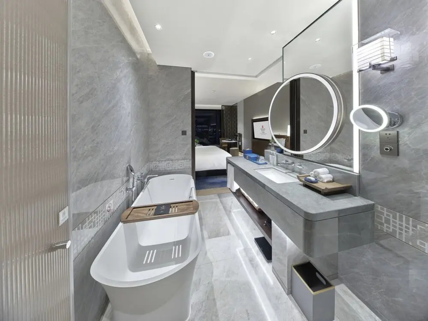 HUALUXE Nanjing Yangtze River by IHG