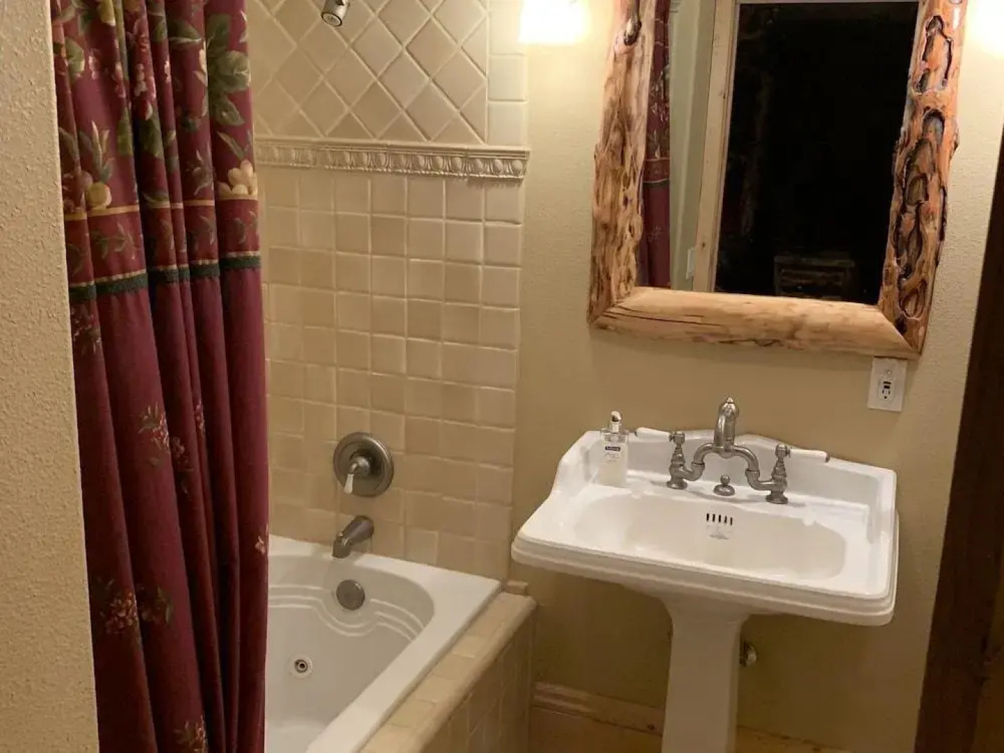 Sandy Salmon Bed & Breakfast Lodge