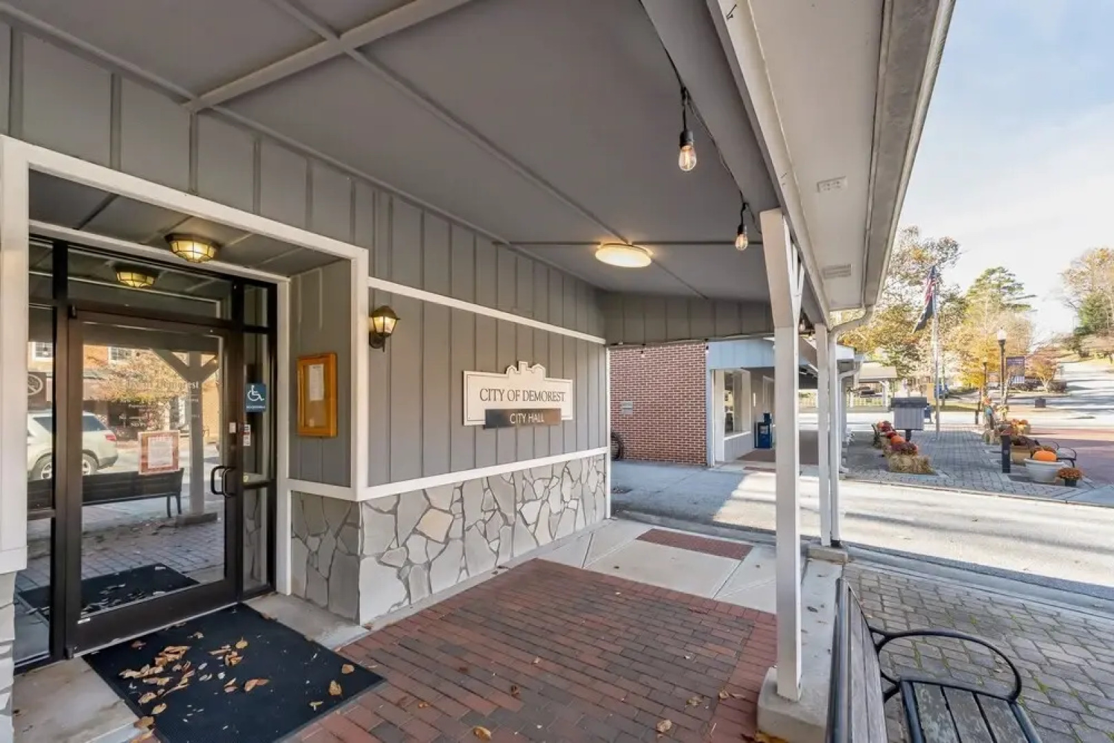 The Holly House In Downtown Demorest 2 Bedroom Home by Redawning