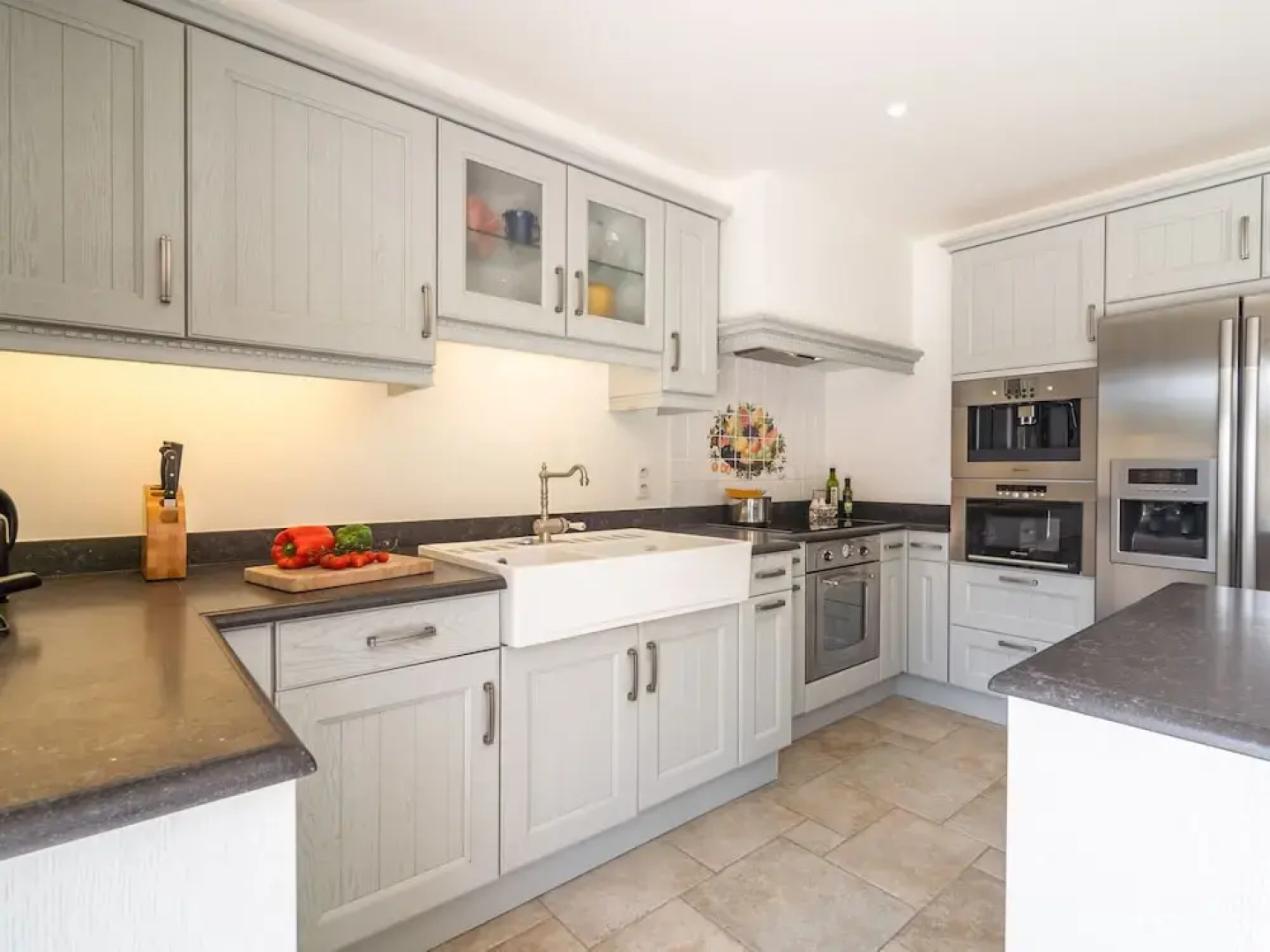 Aircon Villa With 4 Suites, Swimming Pool, Walking Distance to the Center, 20 km From the Beach