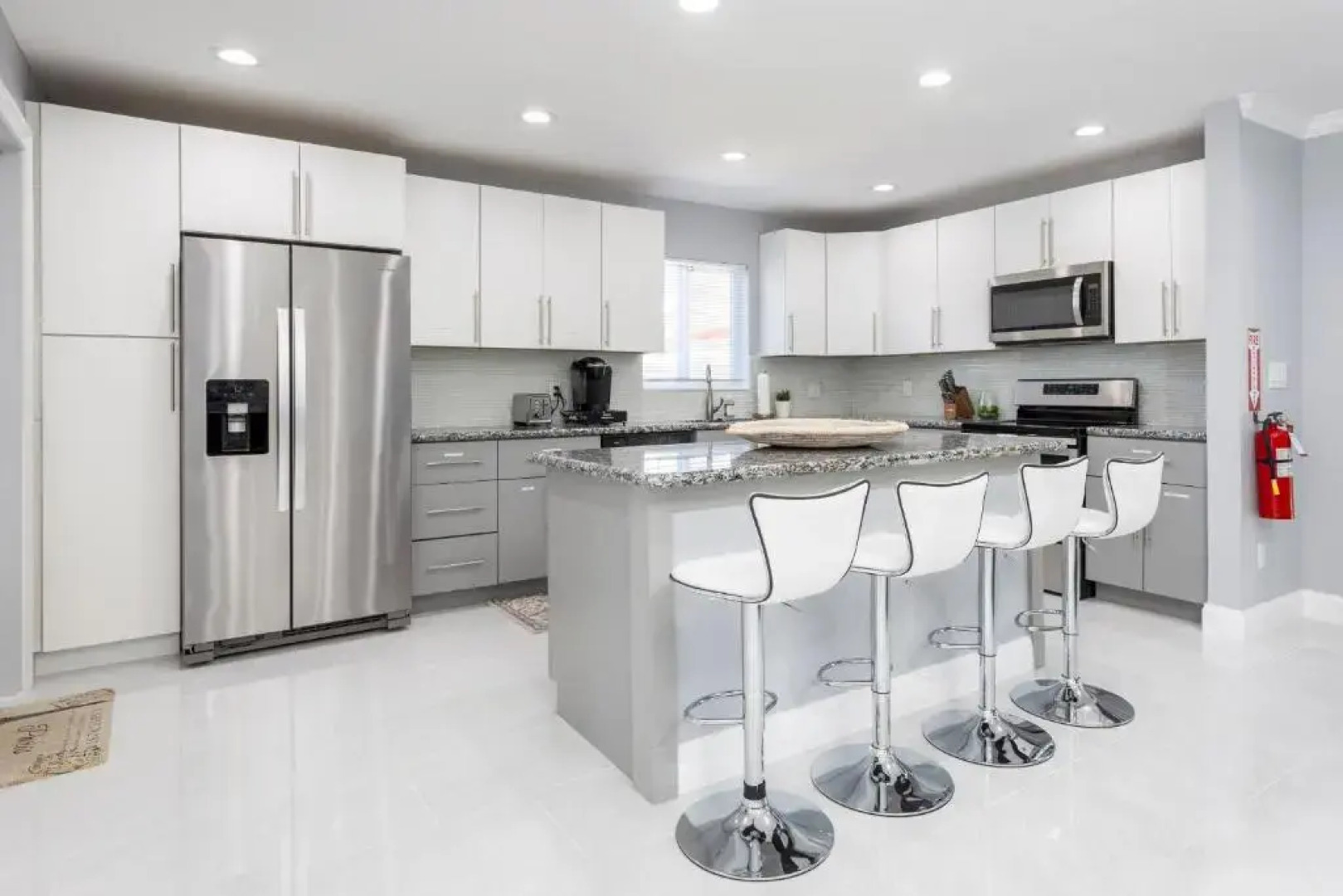 Amazing! 3br 2ba Sofa Bed, Near Beach, Heated Pool, Full Kitchen, WiFI, Patio, BBQ, Private Yard, Peaceful Neighborhood