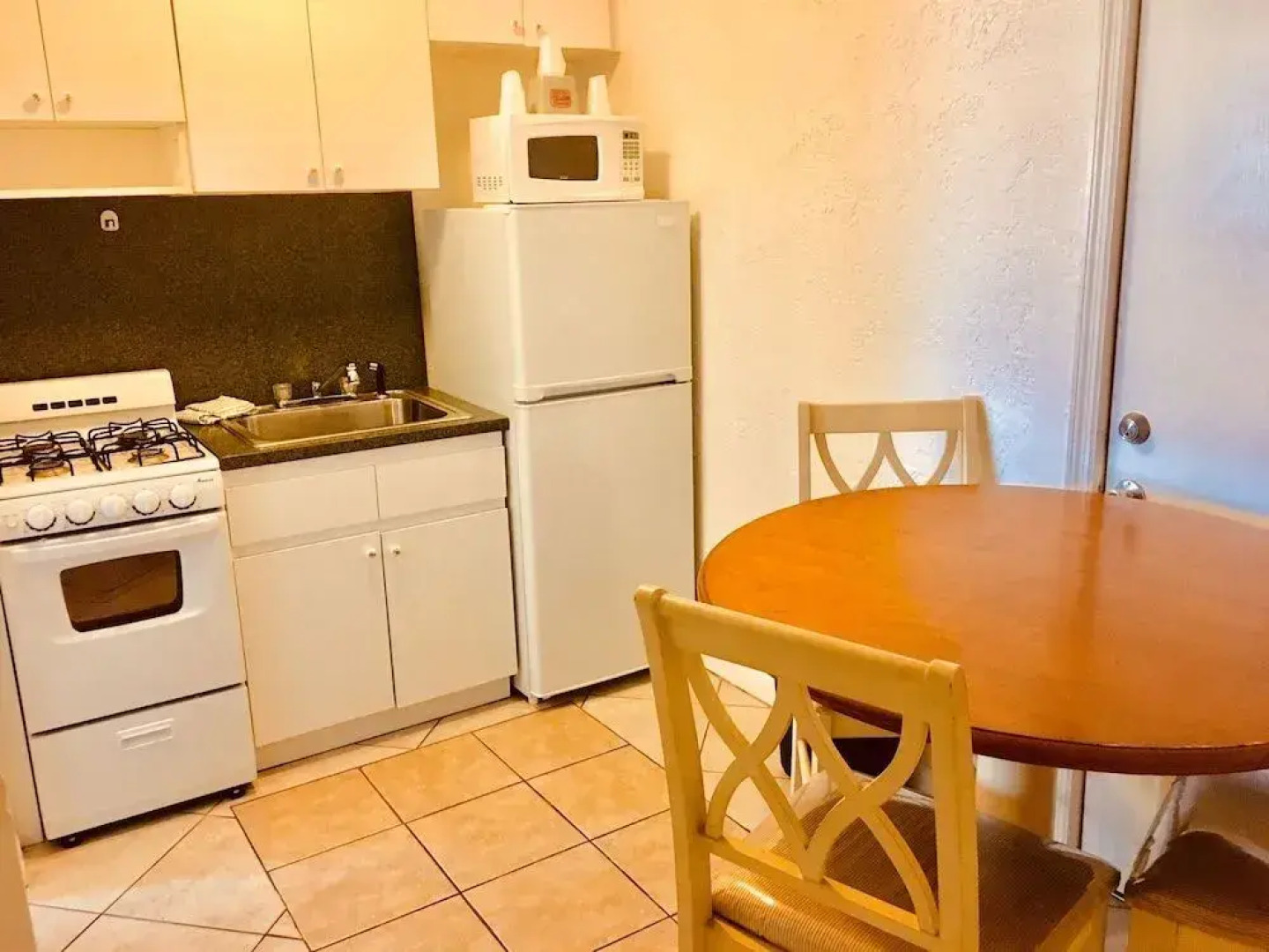 Richards Motel Courtyard