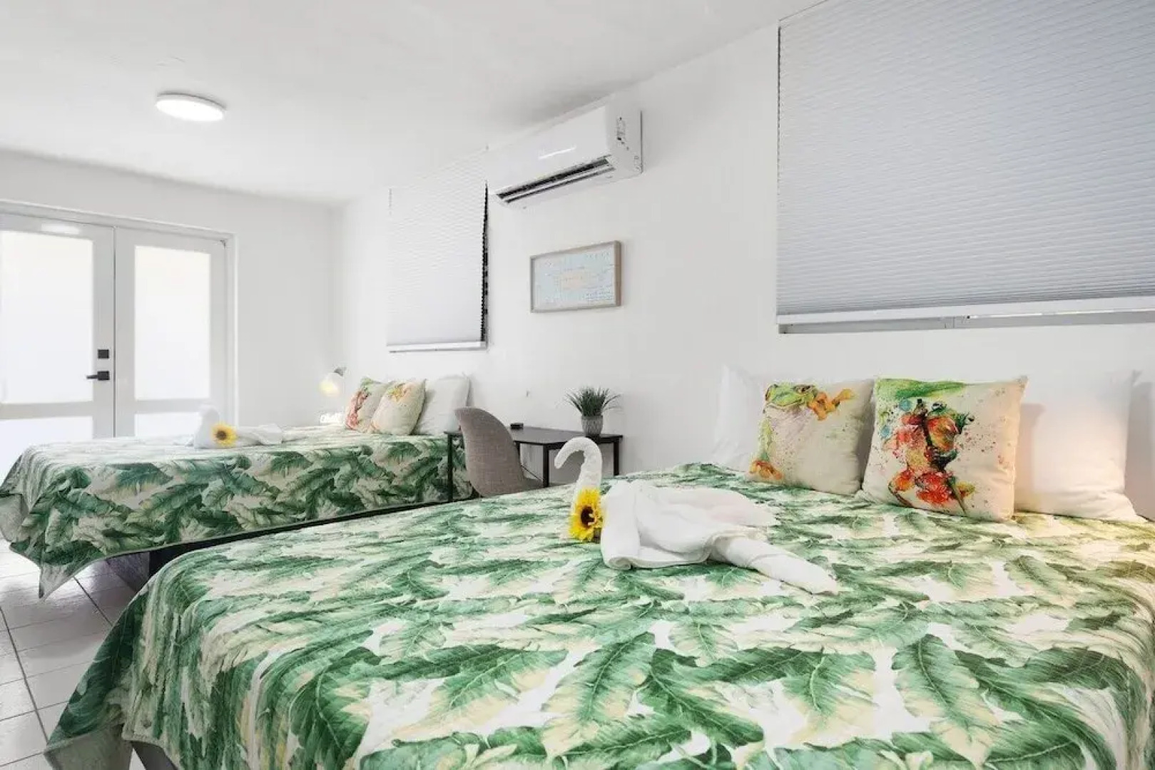 Walk to Beach or Swim in the Pool, 4 Bedrooms 4 Home by Redawning