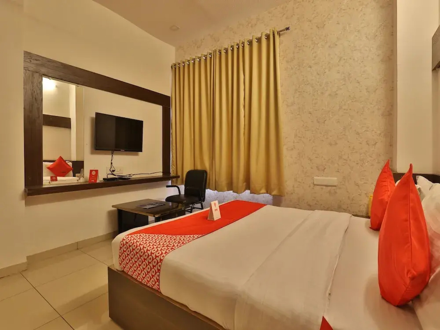 OYO 11649 Hotel Mahima