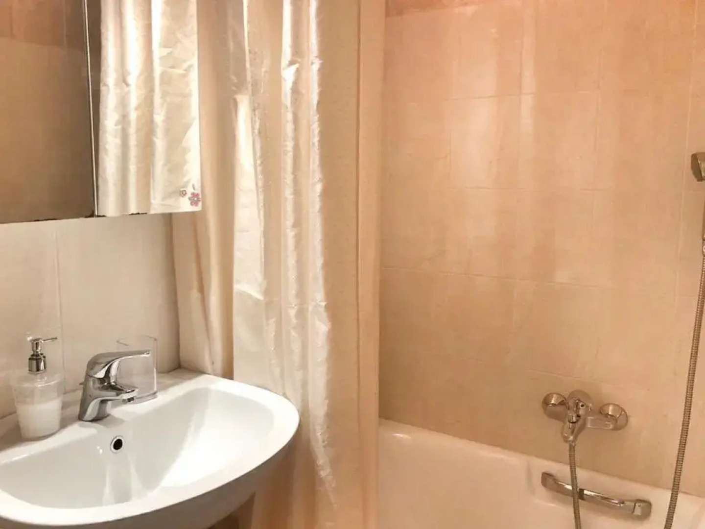 Seaview 2nd flr. apt. next to the beach, wifi,a/c,p/c media.