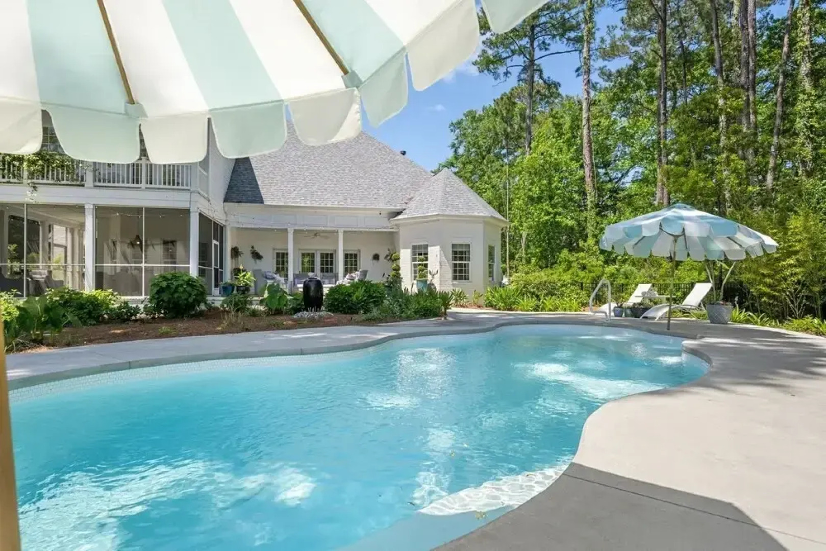 4 bedroom, 4.5 bath overlooking the pond, private pool! The White House 4 Home