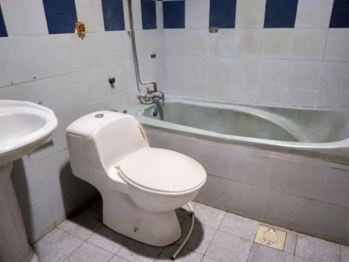 OYO 90376 Centre Point Hotel