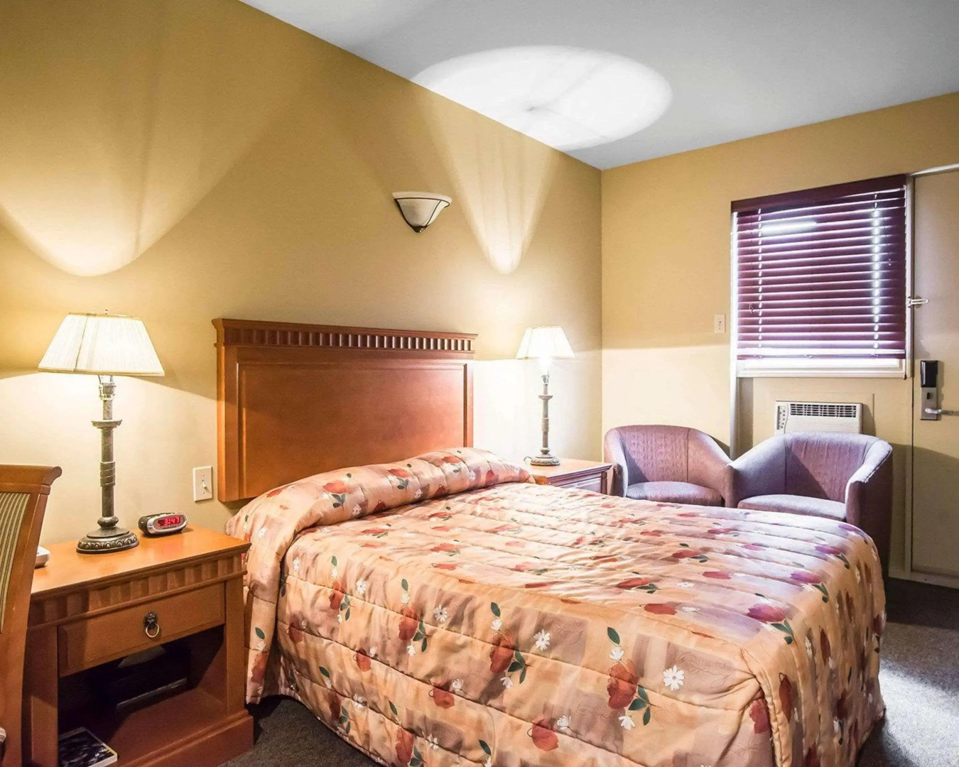 Econo Lodge Inn & Suites