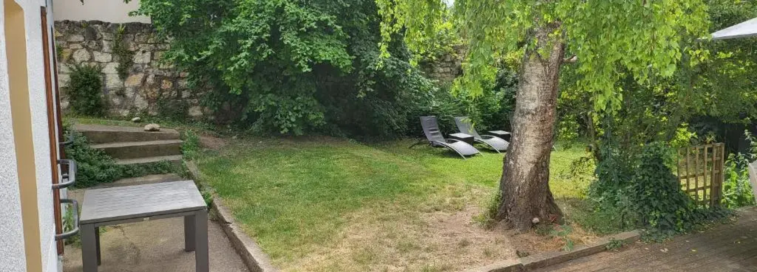 Grande et petite maison sur 360m2 de jardin clos sans vis à vis