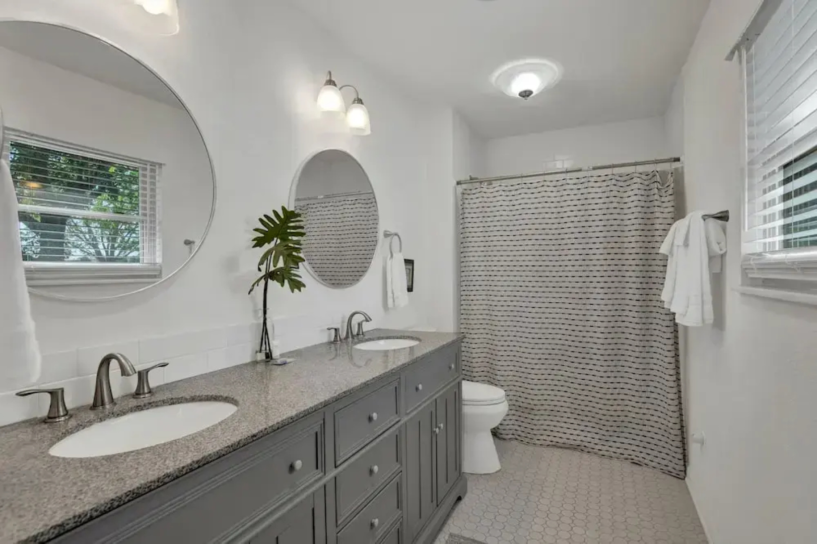 Spacious Home - Fire Pit, BBQ and Outdoor Seating!