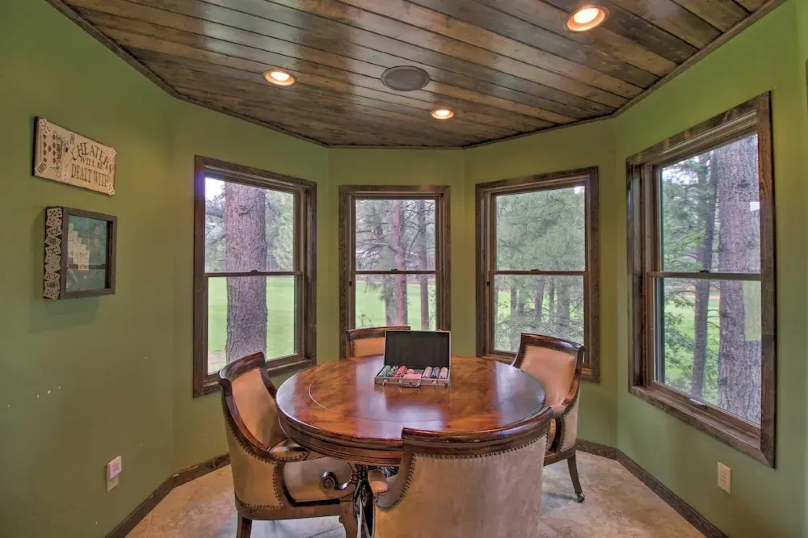 Centrally Located: Lavish Pinetop Paradise!