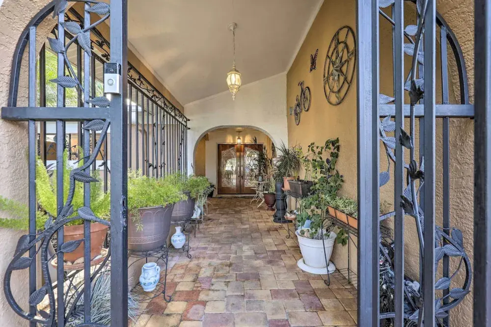 Cozy Home in Heart of Tampa w/ Lanai & Pool!