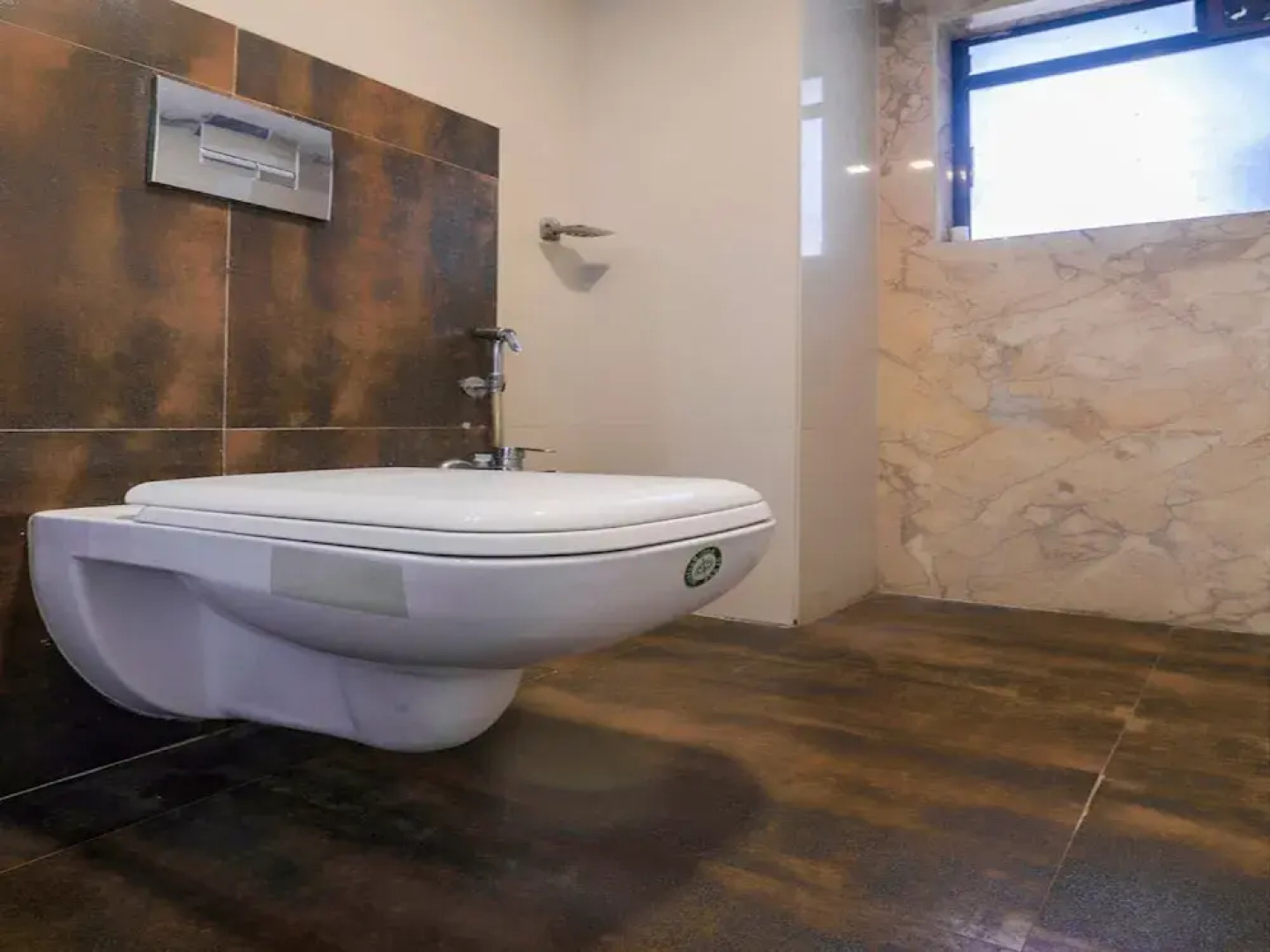 Collection O 23137 Blue Roof Club