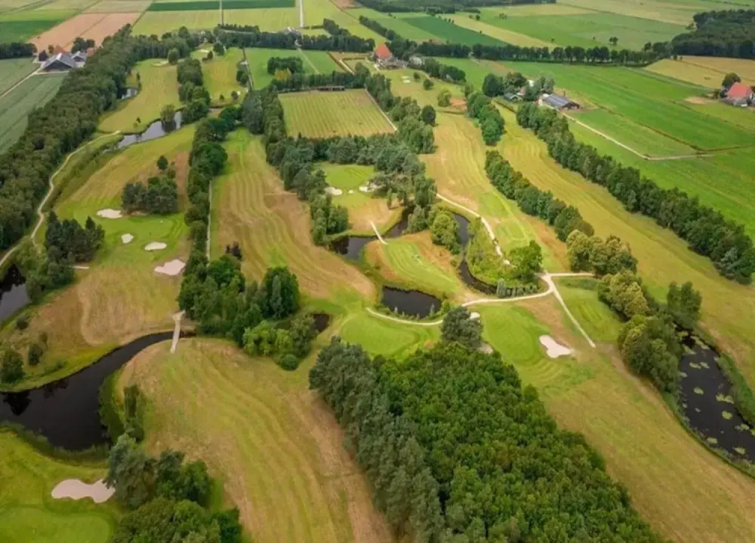 Tranquil Lakeside Stay for 4 Guests