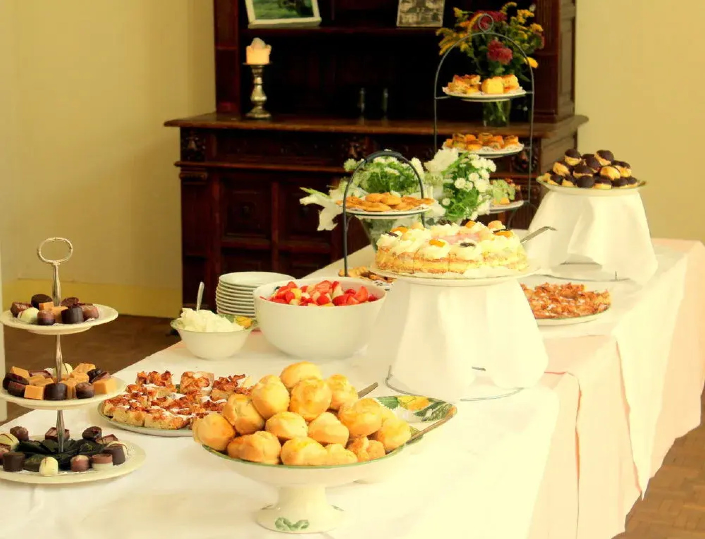 Green White Hotel Restaurant