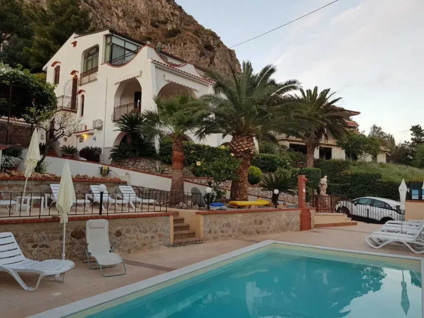 Villa del Golfo Urio with swimming pool shared by the two apartments