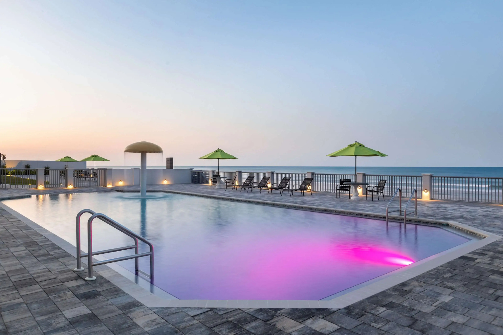 La Quinta Inn & Suites by Wyndham Oceanfront Daytona Beach