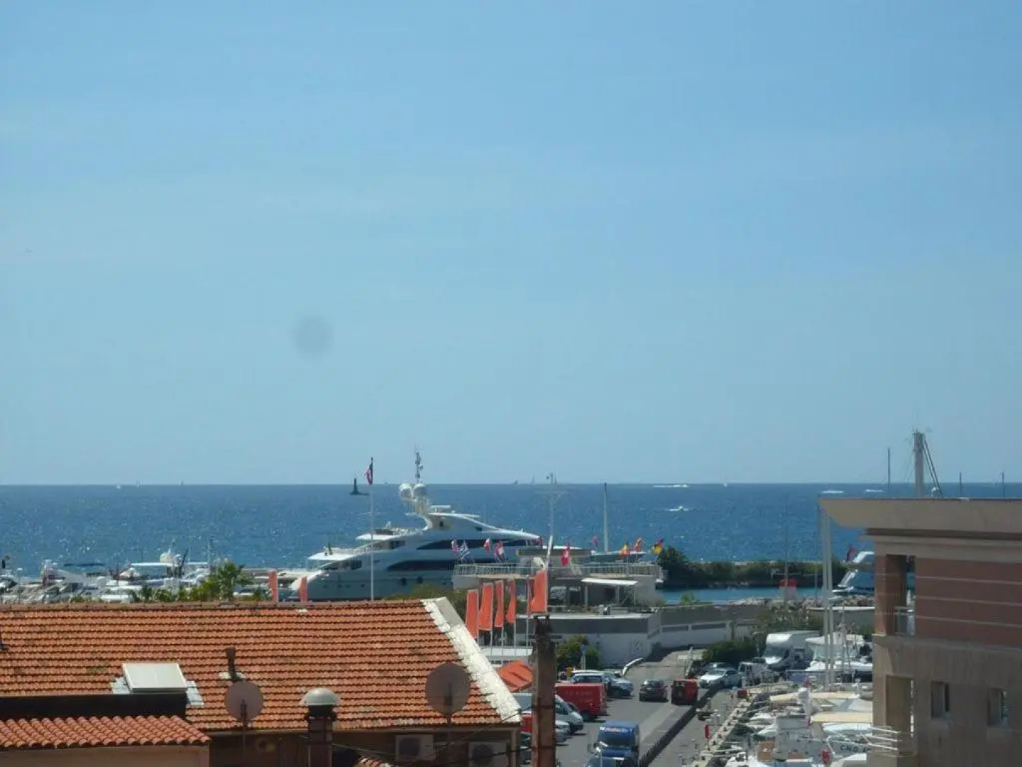 Charmant 2P Vue Mer face au Port de Golfe Juan