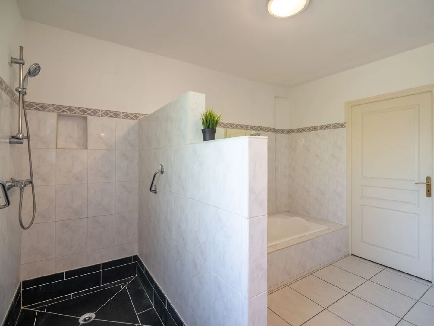 Lavish Villa in Pouzols-Minervois with Jacuzzi