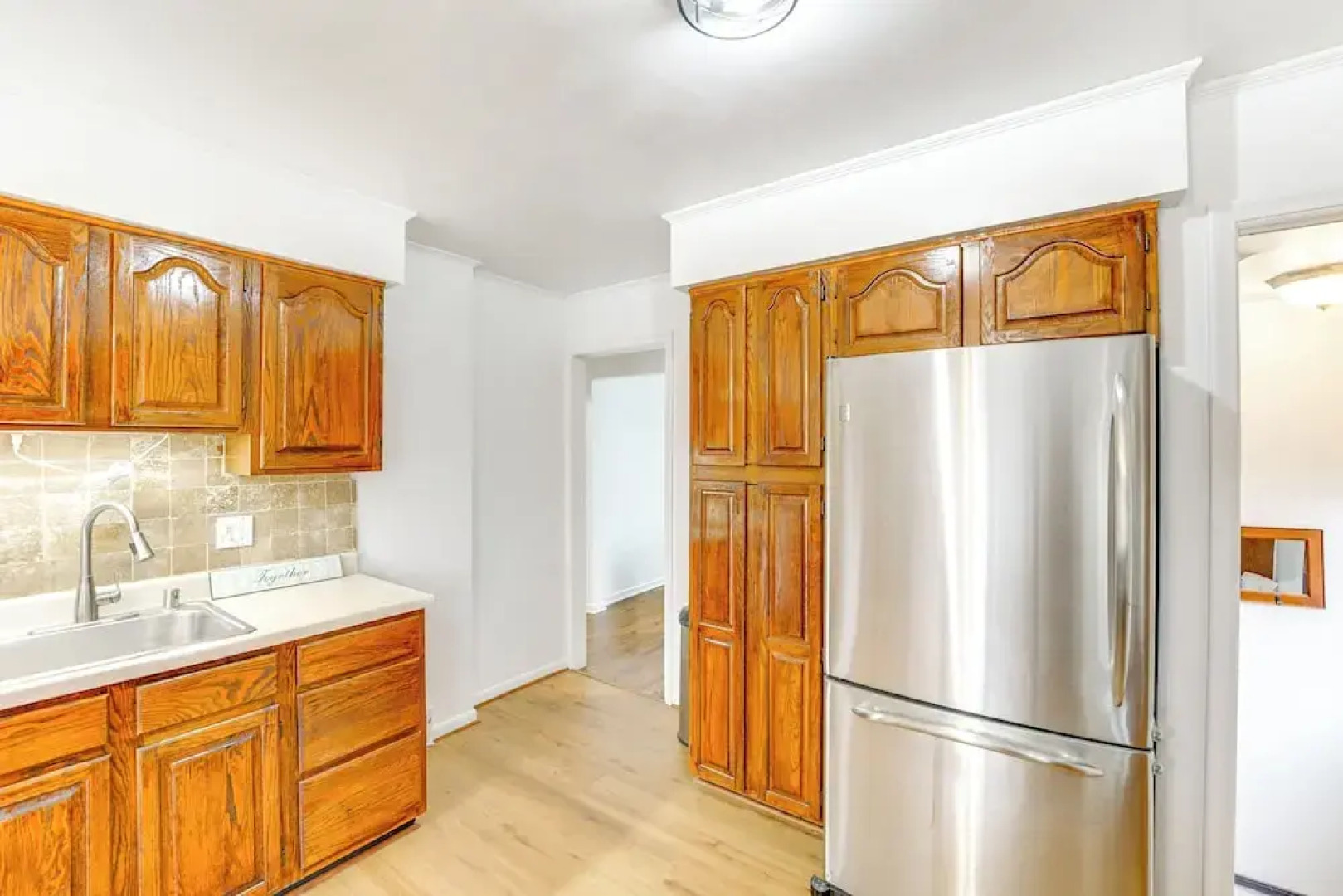 13 Mi to Downtown Detroit: Bright Home