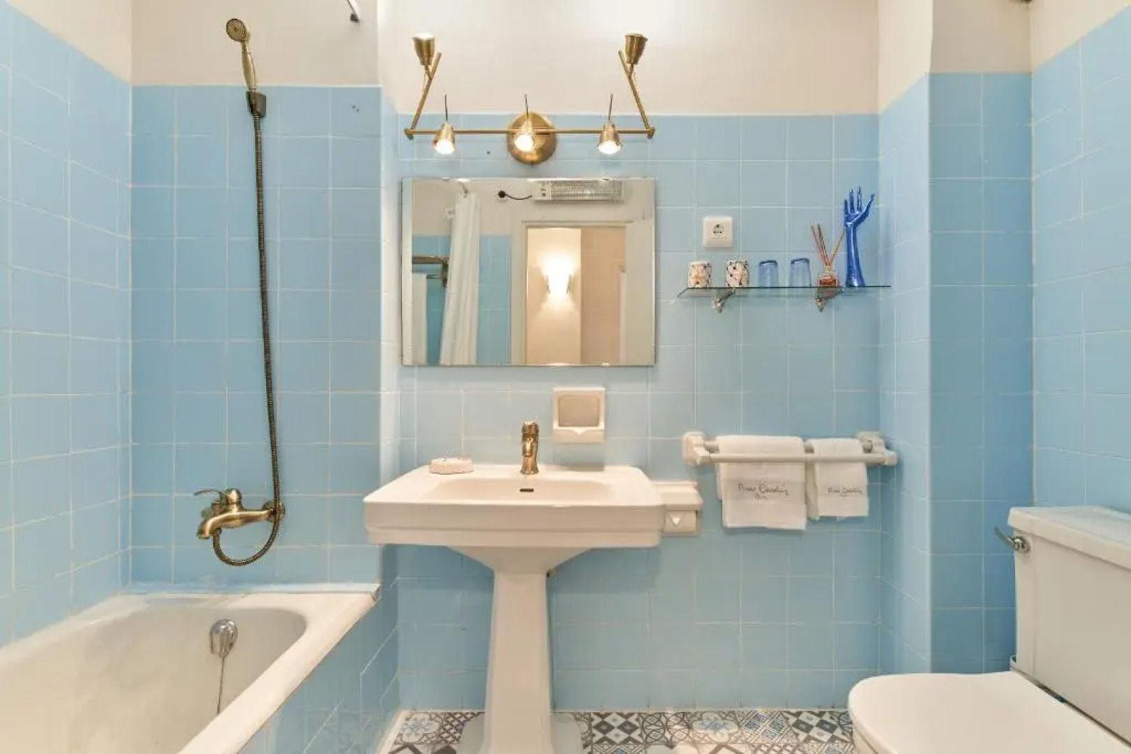 Elegant apt 4 pax 1 min from the beach with Wifi