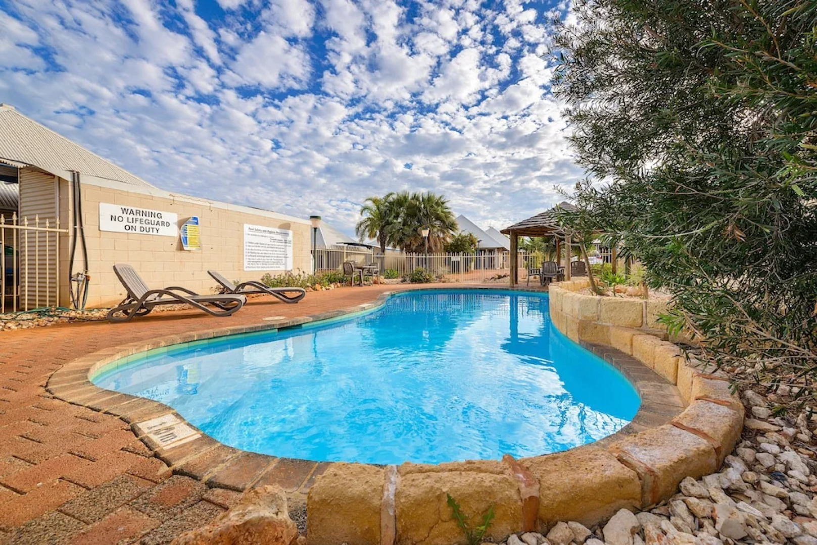 Osprey Holiday Village Unit 110 - Wake Up To the Birds in Your 4 Poster Bed with a View