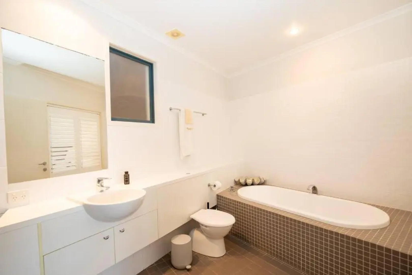 SALTWATER 1 - PENTHOUSE APARTMENT with OCEAN VIEWS