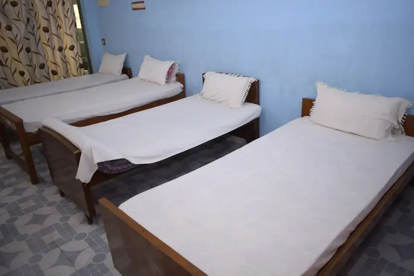 Parisha Residency - Temple Side Hotel