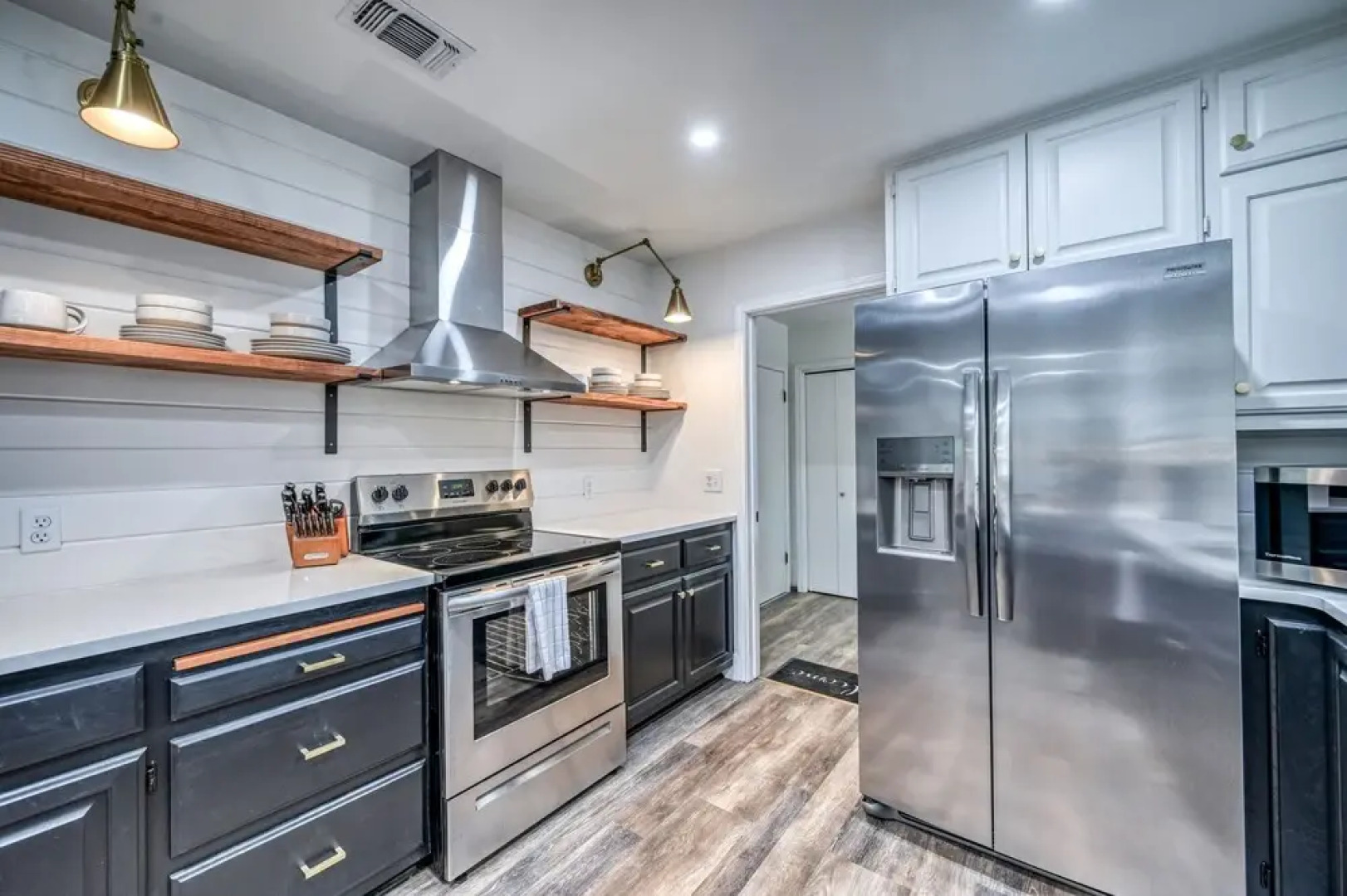 Modern Luxurious Home Near Main W/hot Tub-firepit!