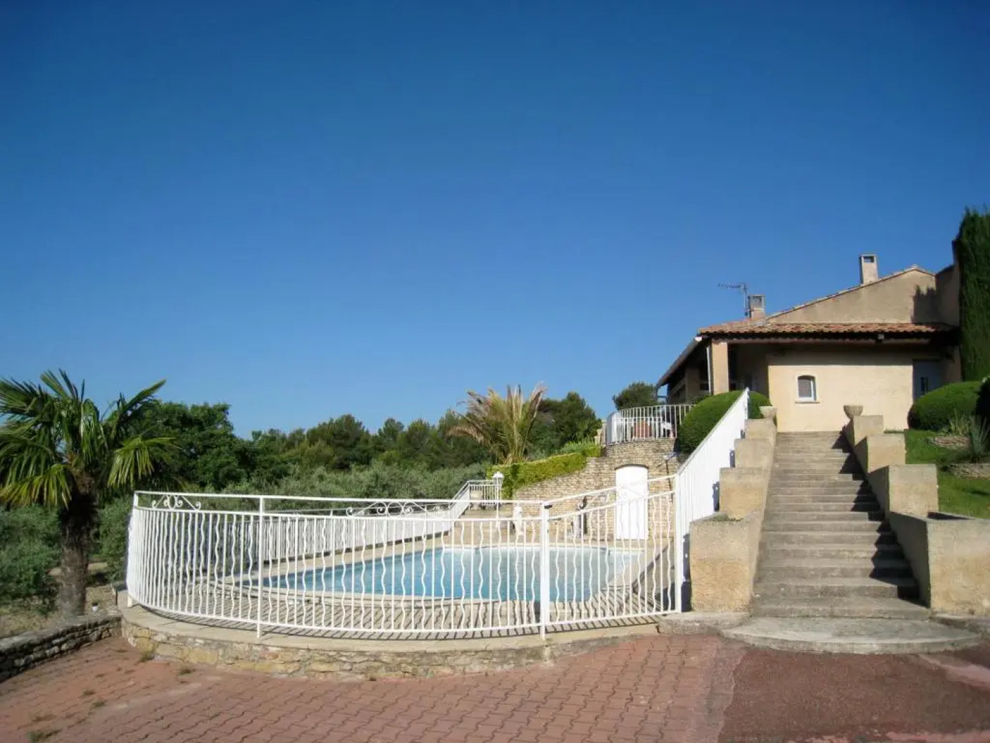 Maison de vacances avec piscine privée, possédant une très une jolie vue sur le Luberon, agréable jardin, située à Mérindol, 8 personnes, LS2-153 MAGNIFI