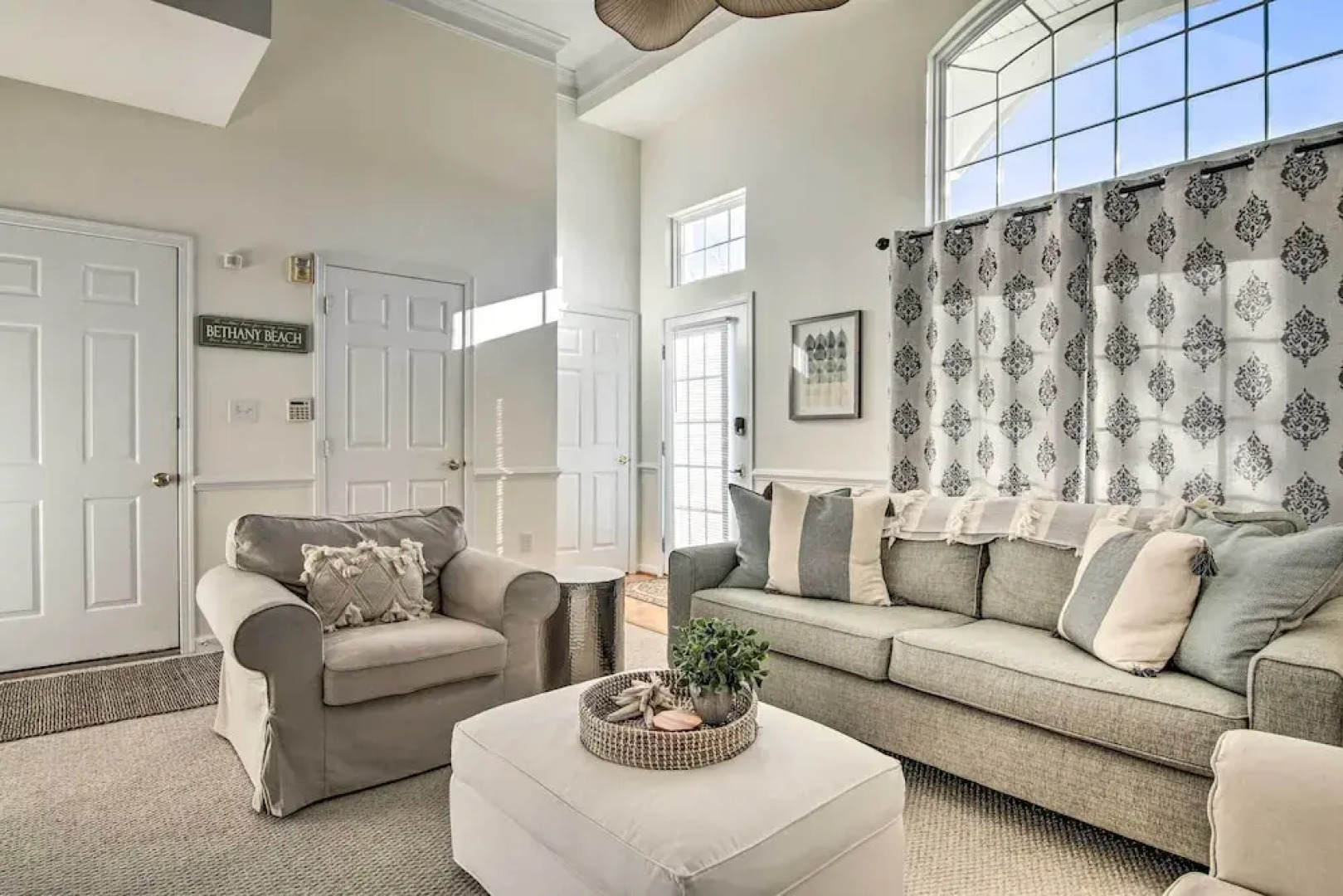 2 Mi to Bethany Beach: Condo w/ Deck & Pool Access