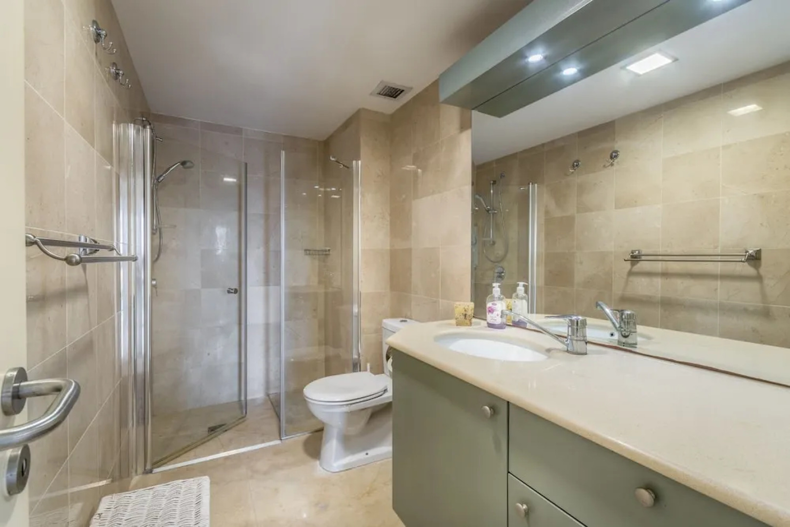 Beach Front By Ritz Hotel Pool Parking