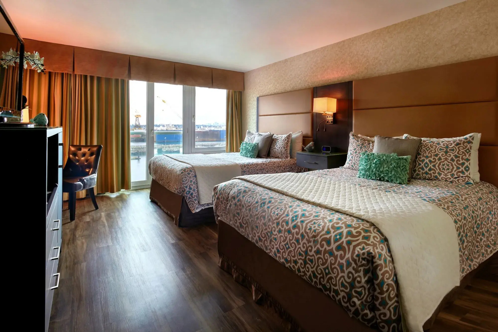 Coast Lonsdale Quay Hotel