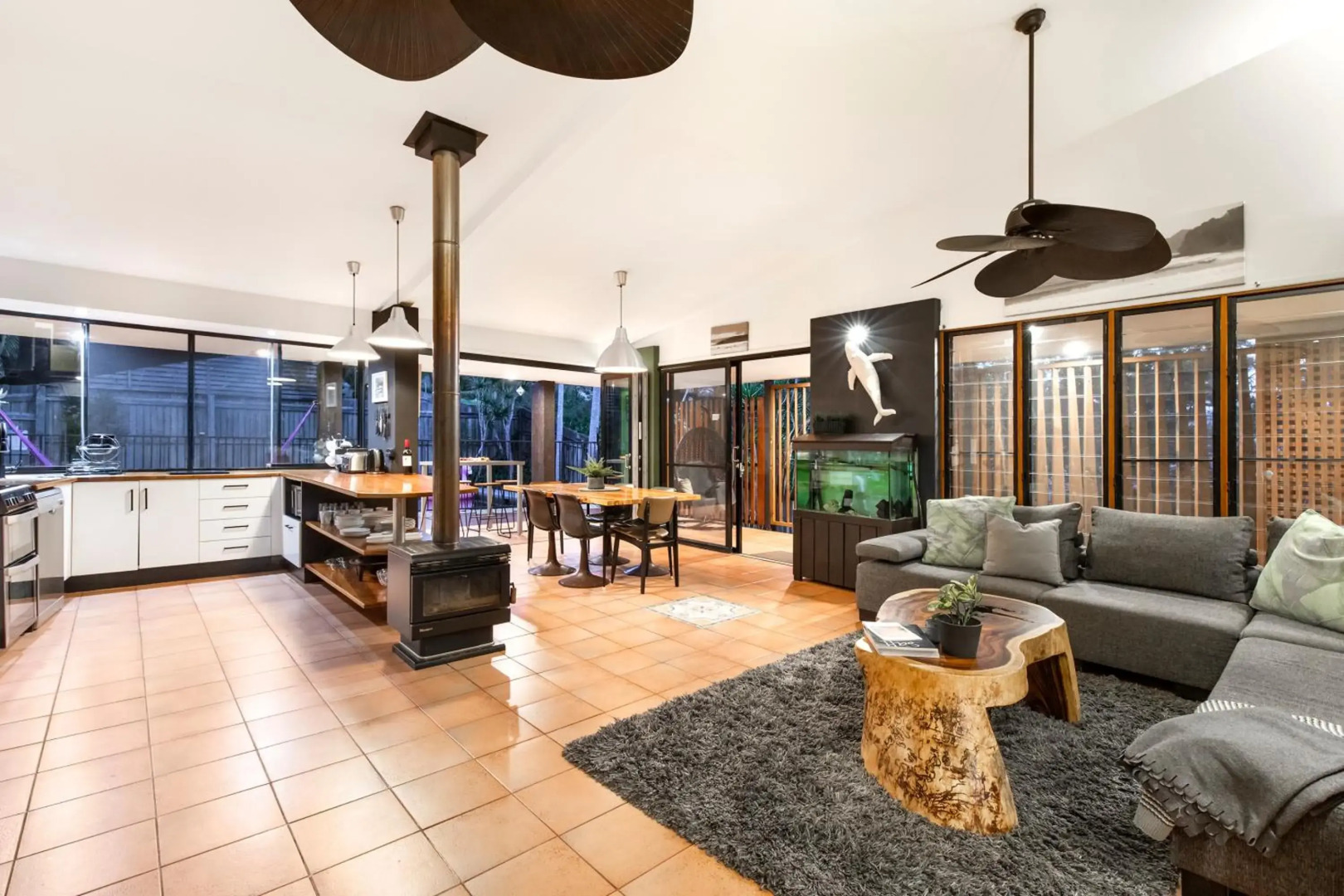 Cool Noosa Home. Central location. A/C. Gym. WIFI. Netflix