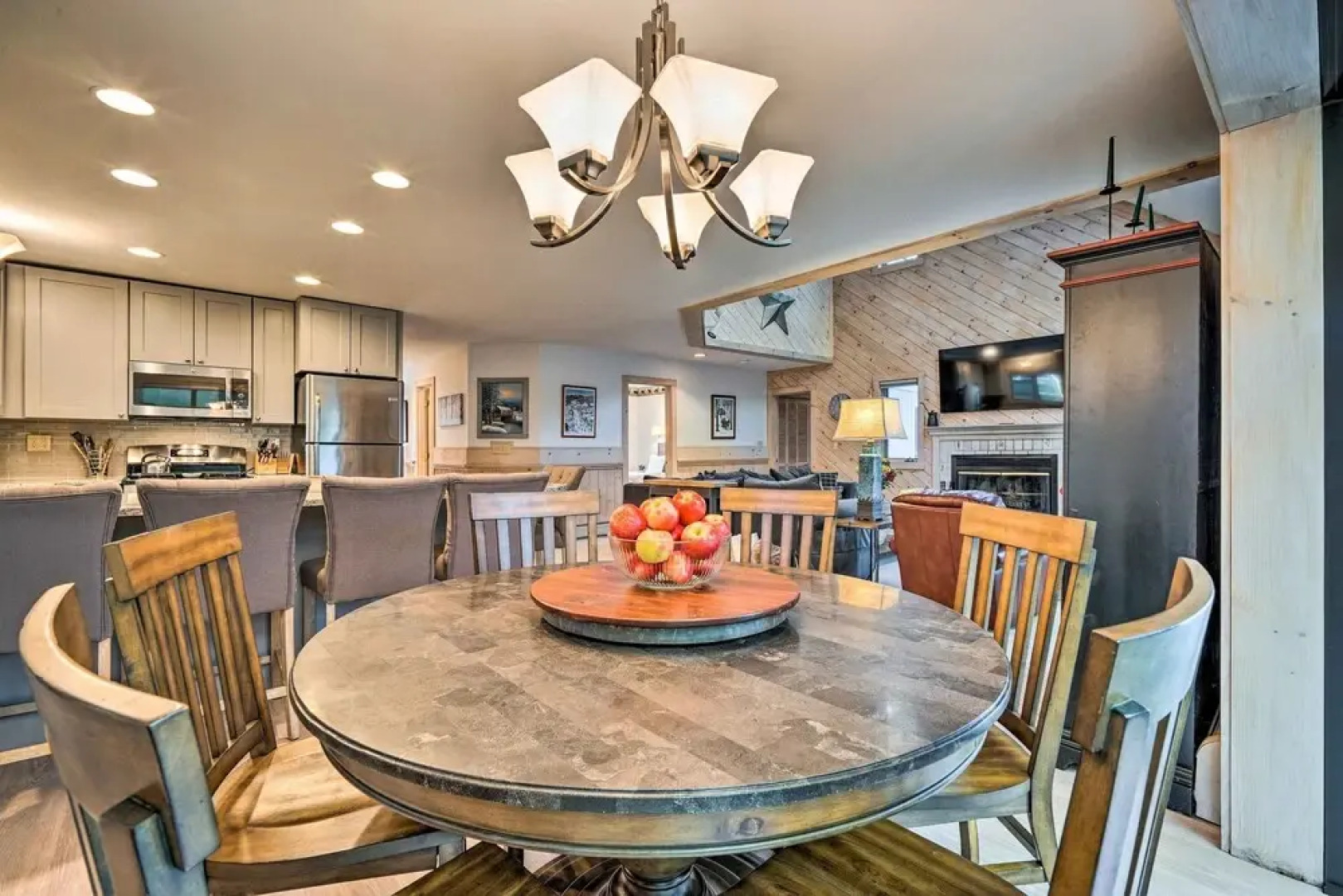 Cozy Getaway: Private Hot Tub, Near Skiing!