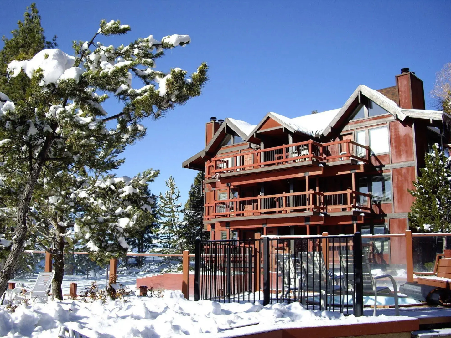 Edgelake Beach Club by Coolvacay