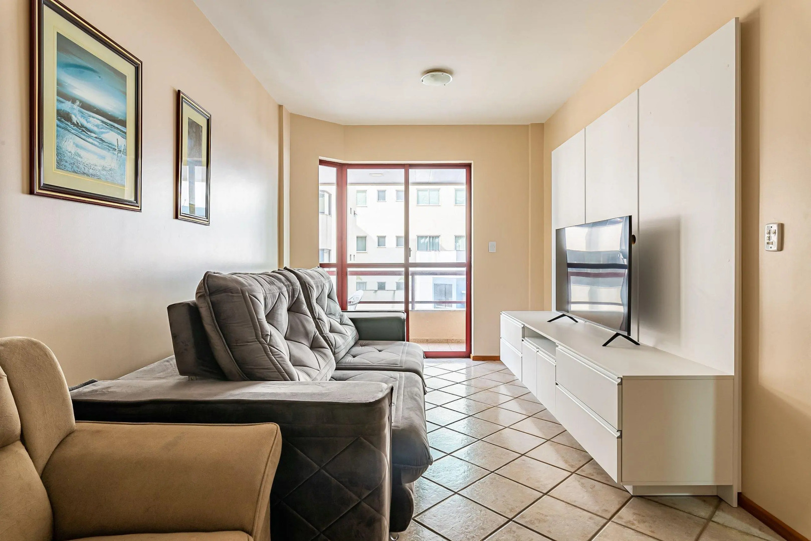 Apto pé na areia vista mar em Meia Praia EVB308