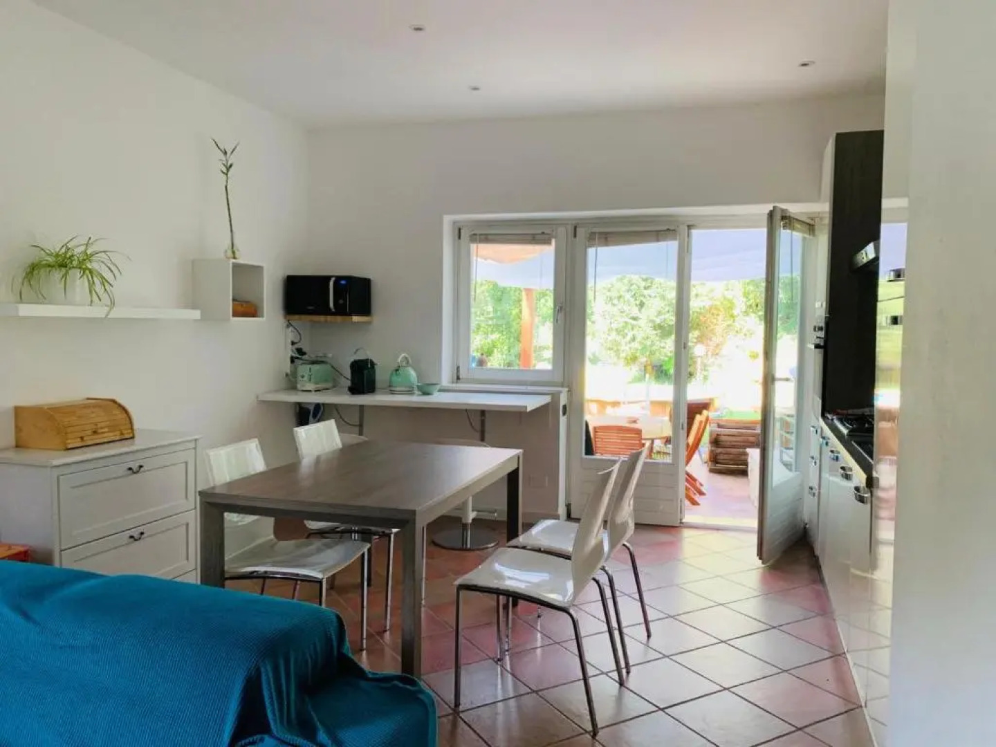 Appartamento con veranda, giardino e piscina