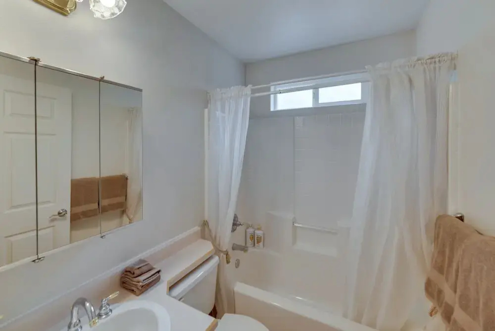 3 Mi to Lake Powell: Home w/ Patio & Waterfall