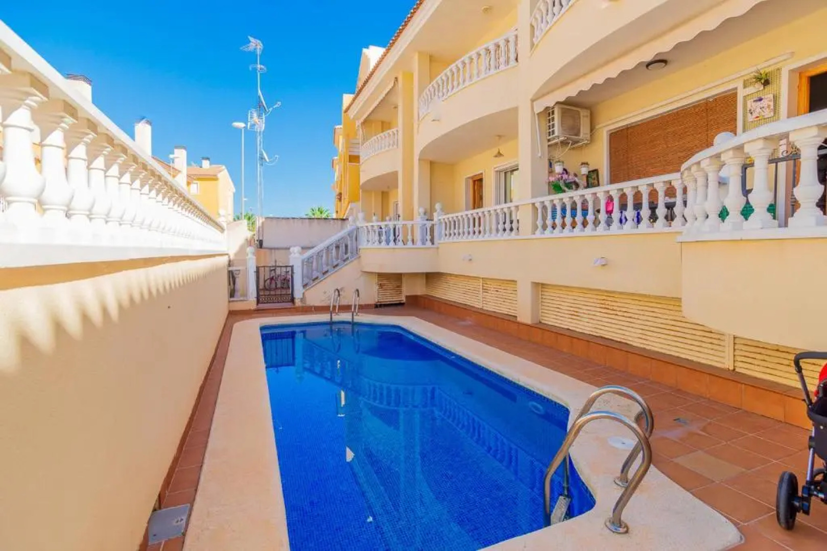 2 bedroom 2 Bathroom Entire Apartment in Rojales with Pool