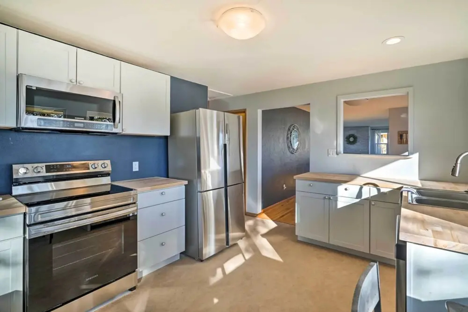 Lakefront Lynwood Home w/ Deck - 19 Mi to Seattle!