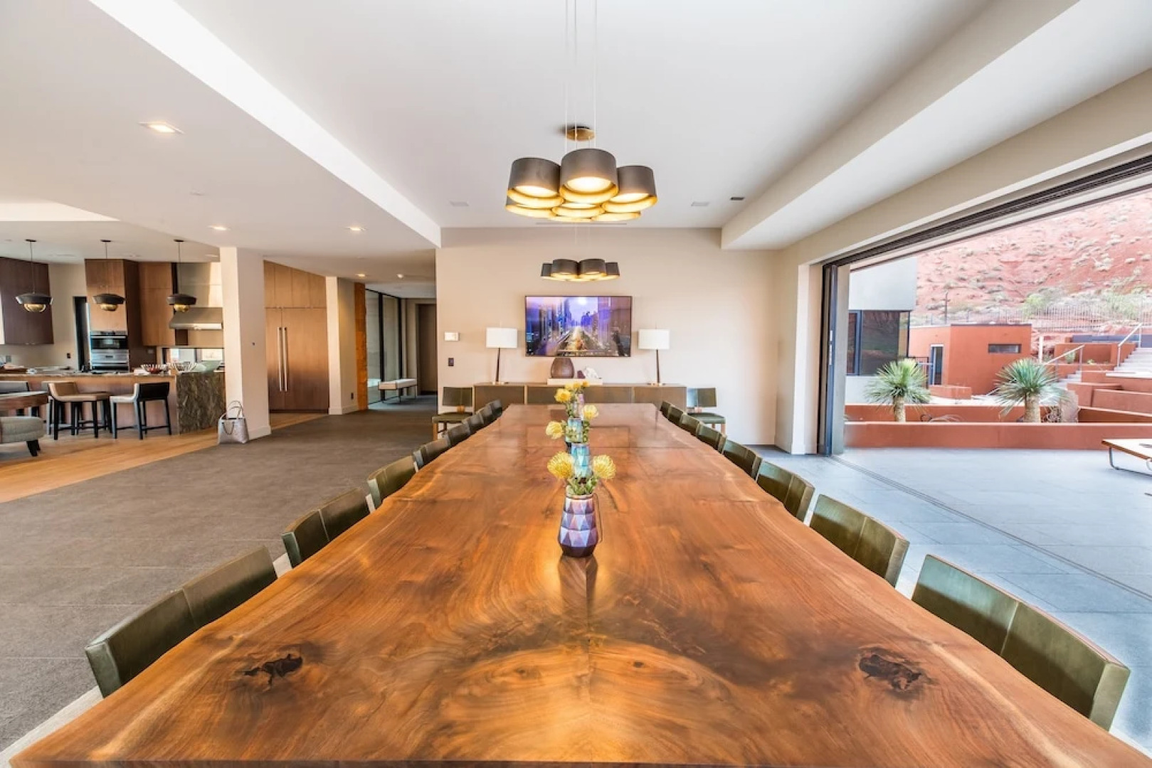 Luxury Service 3 King Suites & Pool – Sleeps 8 – Daily HK home