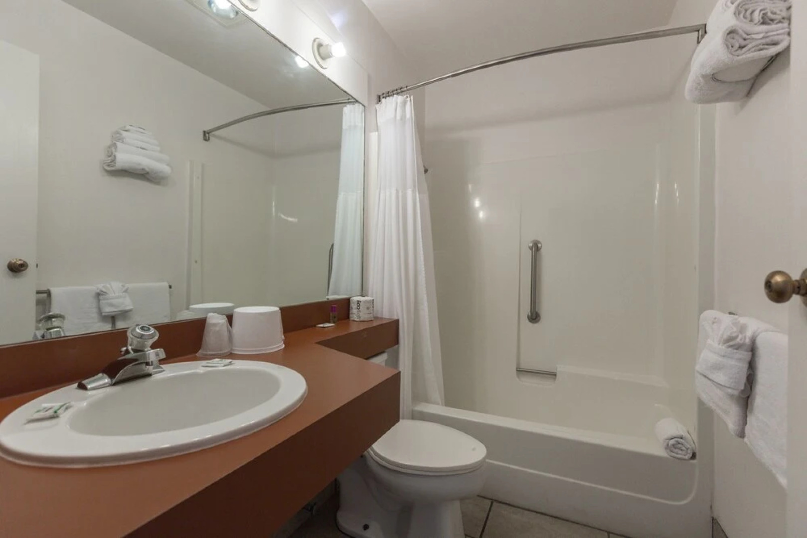 Cozy Cove Beachfront Resort Inn