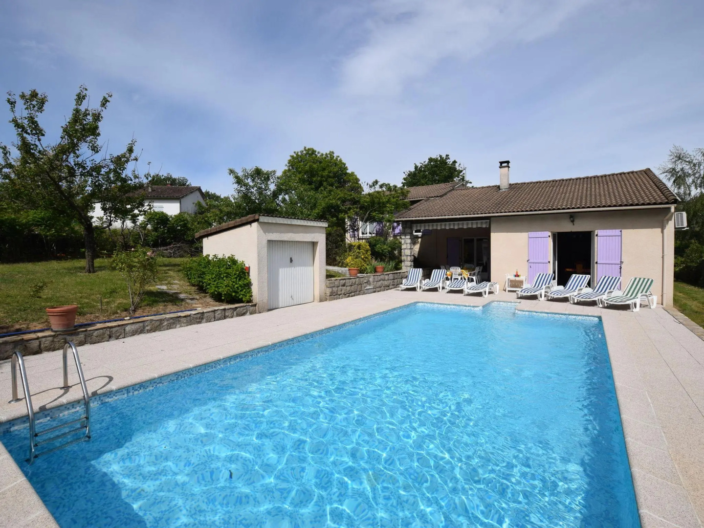 Detached villa in a small villa estate with private swimming pool