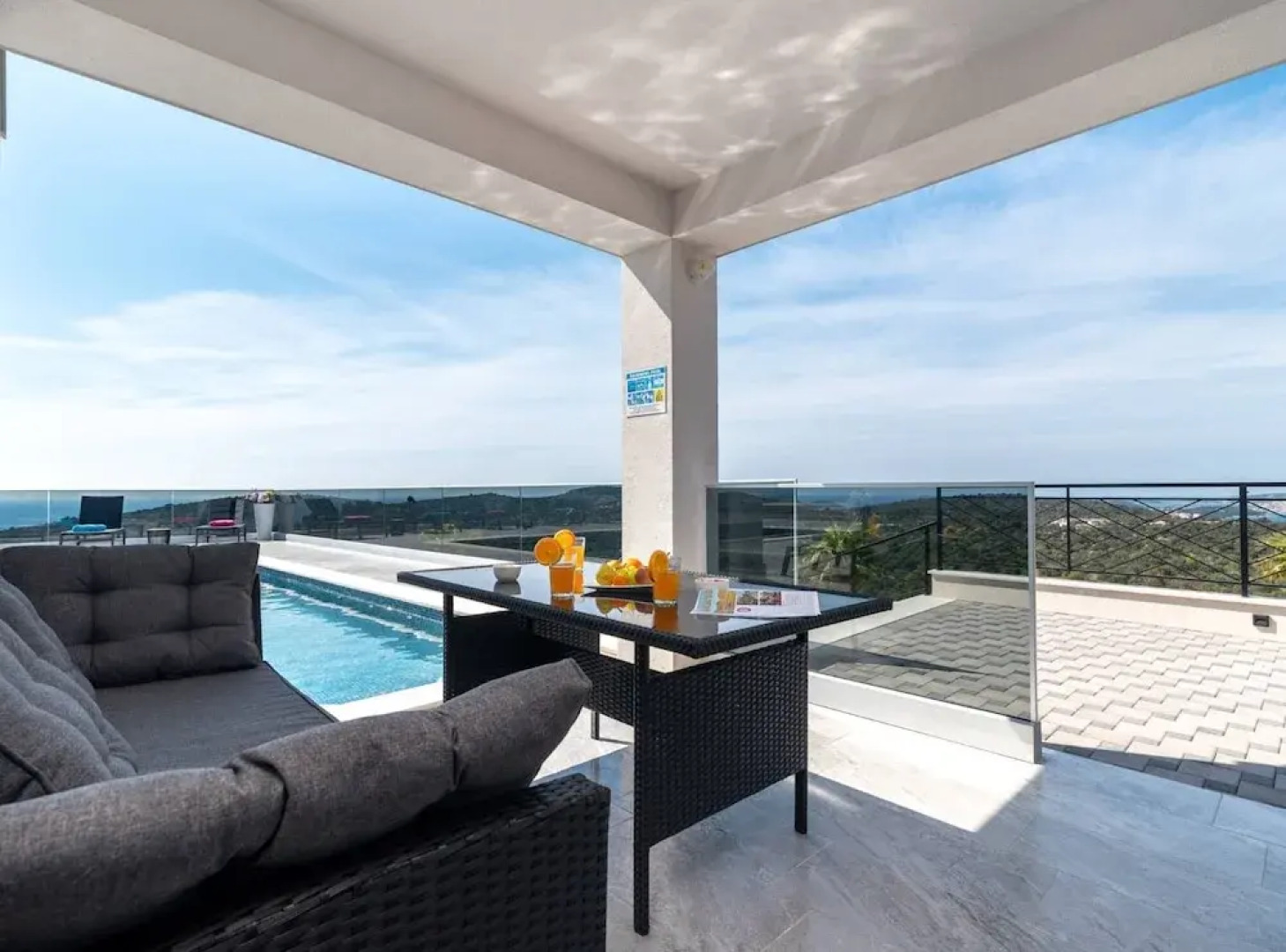 Luminous Infinity Villa With Pool and Gym