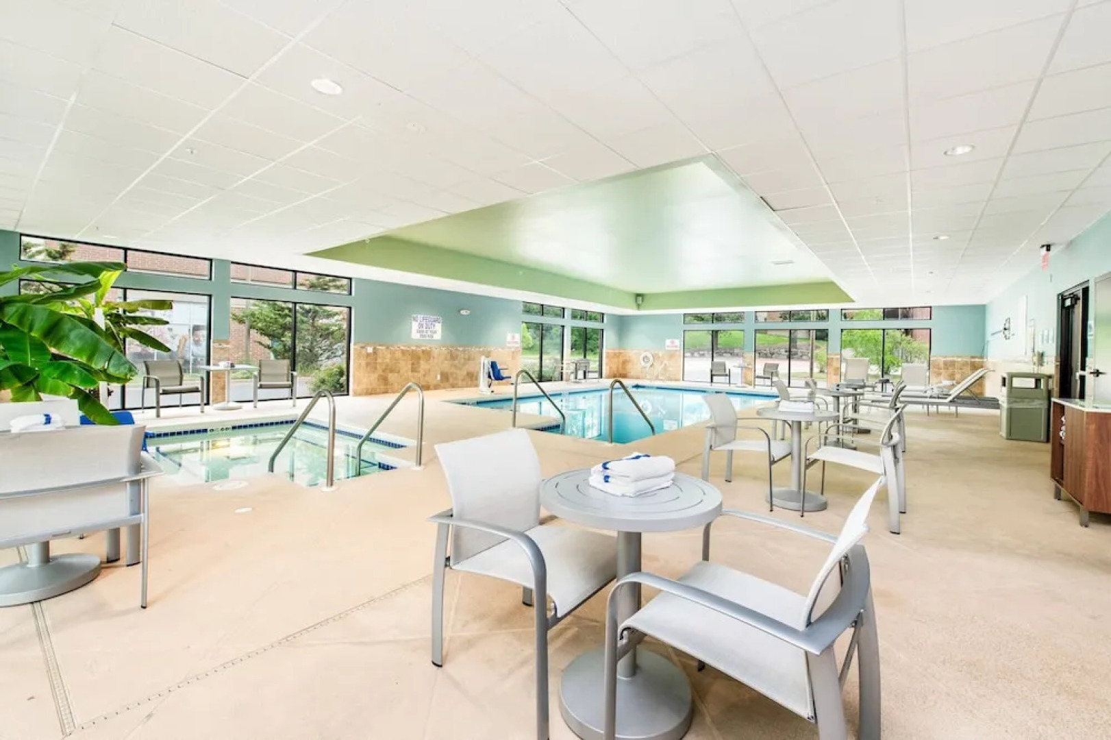 Holiday Inn Express & Suites Delafield