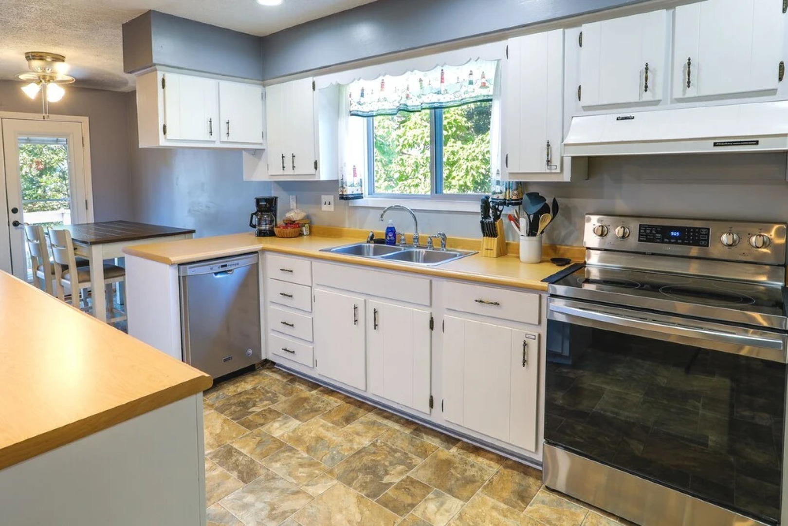 Lakefront Arkansas Escape w/ Grill, Dock & Kayaks!