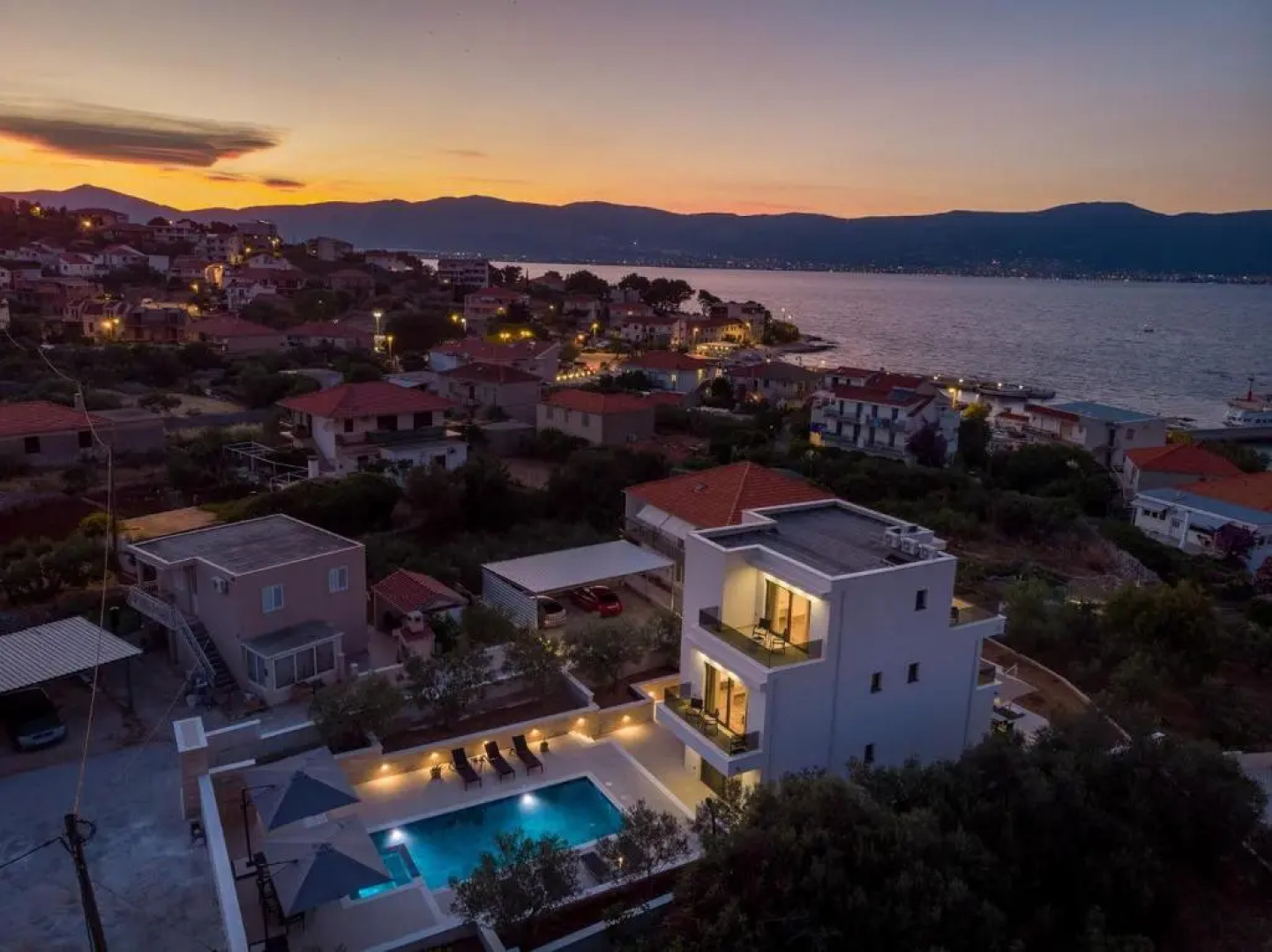 NEW! Villa Lady Maris with heated private pool, 5 en-suite bedrooms, 70m from beach